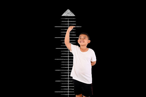 Ilustrasi Seorang Anak Mengukur Tinggi Badan